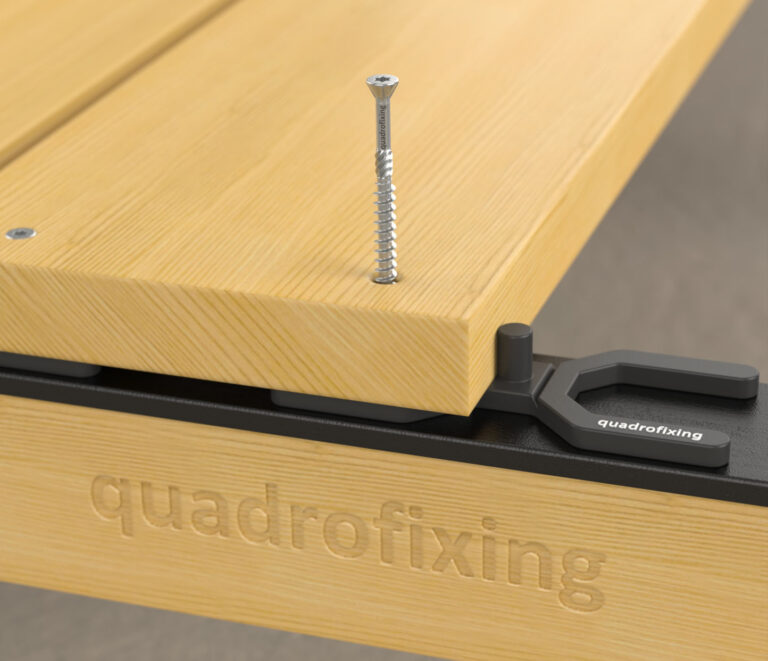 Parafuso inoxidável QUADROFIX C2 a fixar uma régua de deck