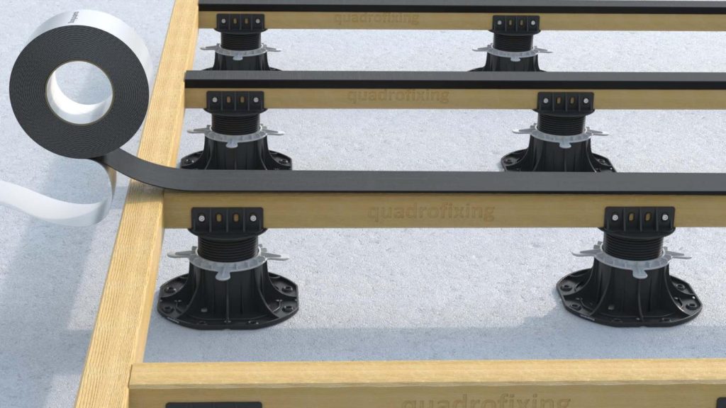 Estrutura de deck de madeira sobre apoios reguláveis com fita de proteção