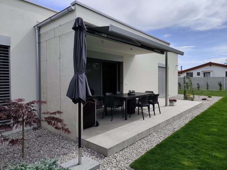 Terraço sobre apoios reguláveis com remate vertical em mosaico