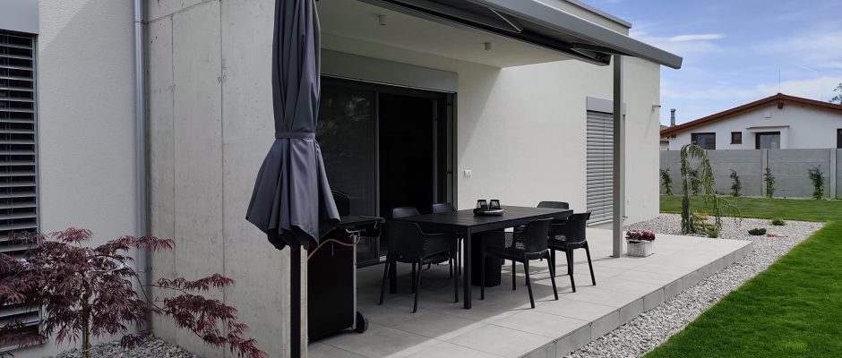 Terraço sobre apoios reguláveis com remate vertical em mosaico